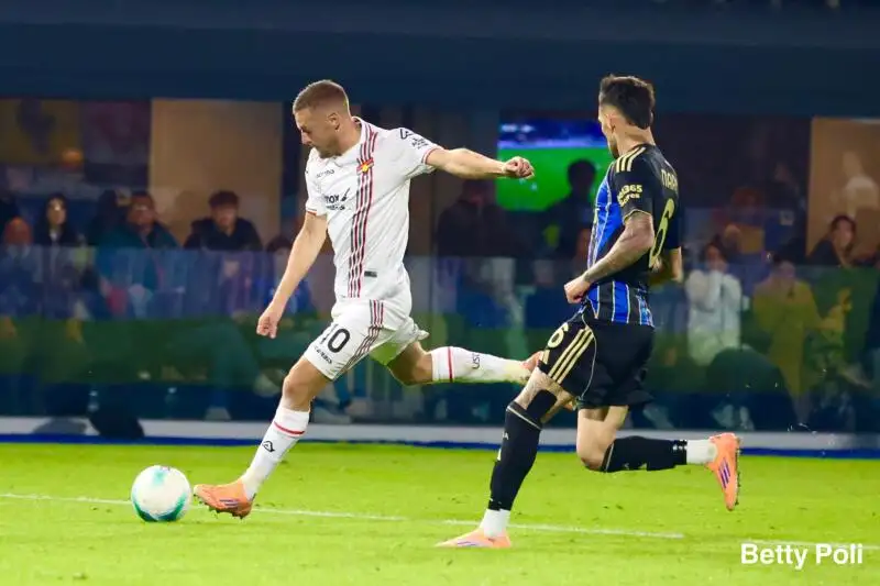 Jamie Vardy carica il destro inseguito da Marius Marin (Pisa-Cremonese 1-0, 11ª giornata Serie A 2025/2026)