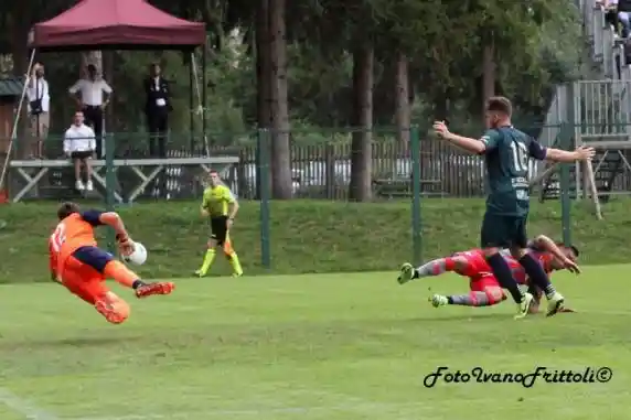 Click to enlarge image 3-fallo-rigore-cremonese-feralpi-2-1-amich-pinzolo-31-07-21-_373.jpg