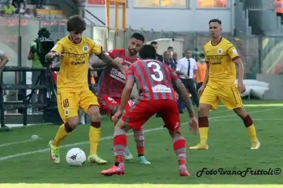 Click to enlarge image antonucci-bloccato-da-buonaiuto-valeri-cremonese-cittadella-2-0-12-09-2021-_297.jpg