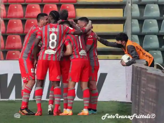 Click to enlarge image 9-strizzolo-dopo-rete-cremonese-alessandria-2-1-05-04-2022-_223.jpg