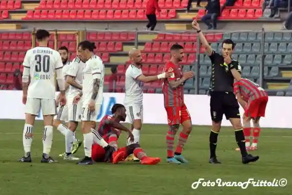 Click to enlarge image 14-gondo-seconfa-ammonizione-rosso-cremonese-alessandria-2-1-05-04-2022-_278.jpg