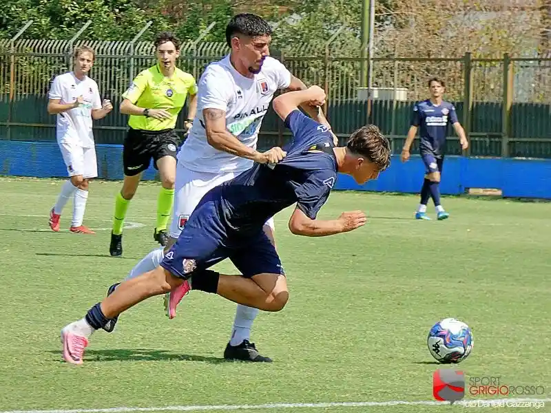 Il fallo da ultimo uomo di Orazzo (Fiorenzuola) su Invernizzi (Cremonese)