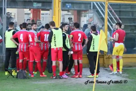 Click to enlarge image Cremonese Renate 0-1 Coppa Italia 22.10.14 Giocatori sotto la curva 196.JPG