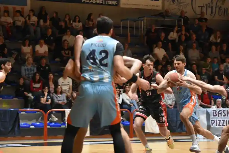 Mazzoleni vittoria con vista primo posto: Oleggio ko 82-70