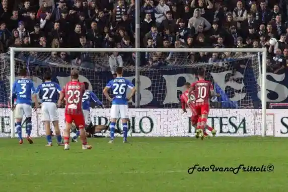 Click to enlarge image 1-rigore-fallito-ciofani-brescia-cremonese-1-0-28-10-2021-_395.jpg