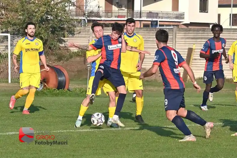 PROMOZIONE Sported vince ed &egrave; a -1 dalla vetta, Scannabuese ko e salvezza pi&ugrave; lontana, niente gol nel derby Soresinese-Luisiana e rossoblu in bilico
