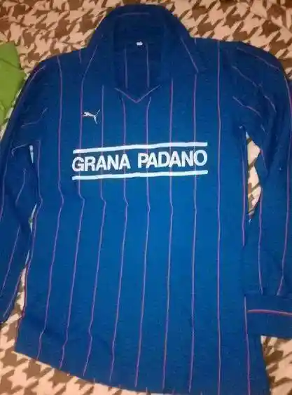 La seconda maglia stagione 1983/1984 (Fonte: pagina Facebook Valorose Vestigia Grigiorosse)