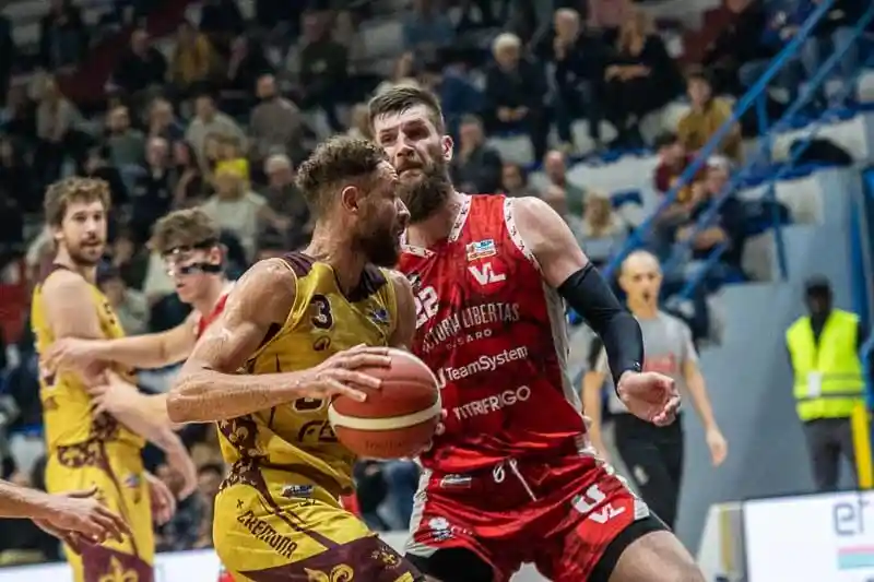 Juvi combattiva, mette paura alla corazzata Pesaro ma cede 76-64