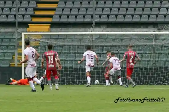Click to enlarge image 10-terranova-salva-sullalinea-cremonese-reggina-1-1-01-05-2021-_326.jpg