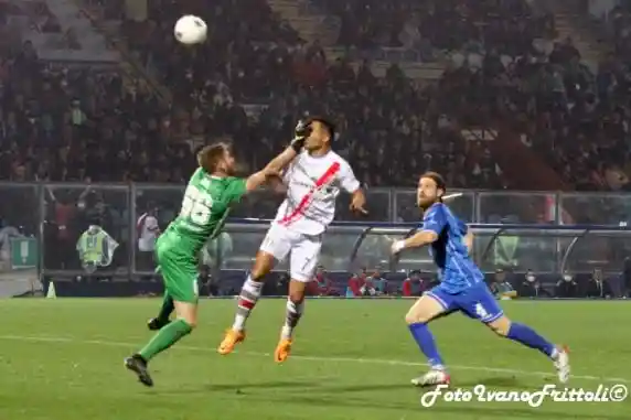Click to enlarge image 2-rigore-su-baez-como-cremonese-1-2-06-05-2022-_186.jpg