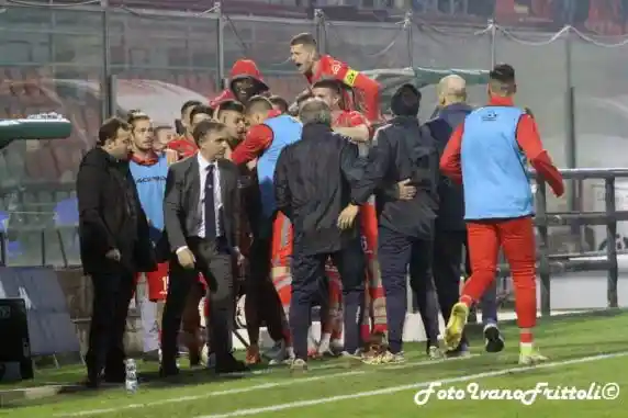 Click to enlarge image 9-gaetano-festeggiato-dopo-rete--cremonese-alessandria-2-1-05-04-2022-_336.jpg