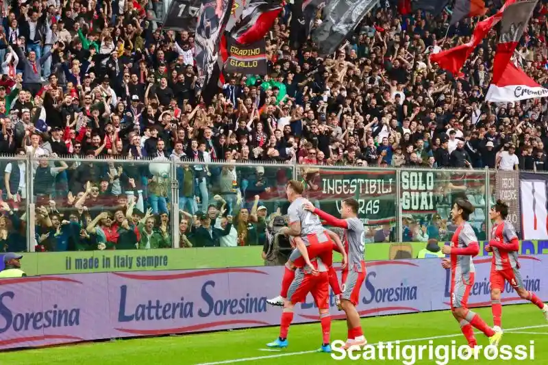 La Cremonese torna a vincere allo Zini e va a -1 dal Lecce: ‘non è ancora finita‘.